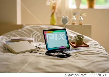 Room with desk 133620171