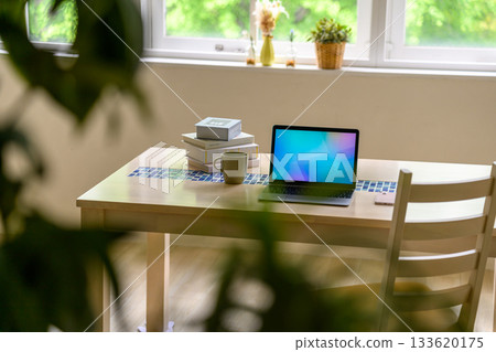 Room with desk 133620175