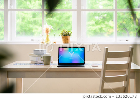 Room with desk 133620178