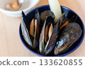 Close-up of a bowl of steamed mussels with lemon 133620855