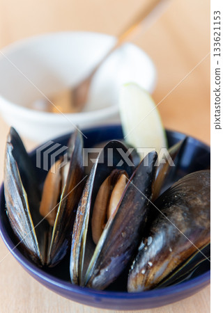 檸檬貽貝開胃菜的垂直構圖 133621153