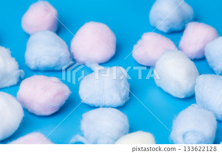cotton balls 133622128