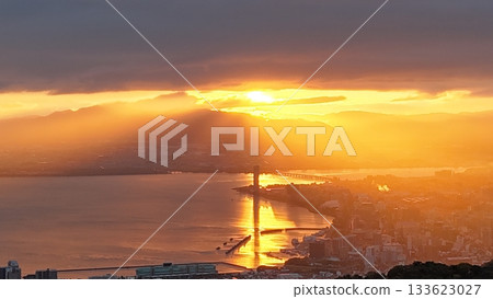 清晨的陽光照亮了琵琶湖王子飯店和近江大橋。 133623027