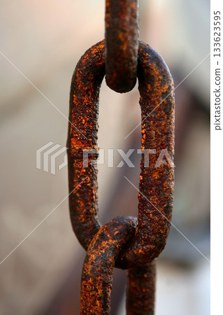 Macro chain link, rusted steel 133623595