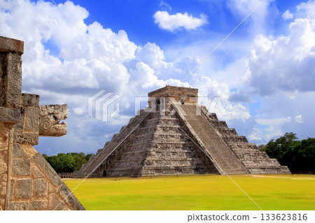 Chichen Itza snake and Kukulkan Mayan pyramid Chichen Itza snake and Kukulkan Mayan pyramid 133623816