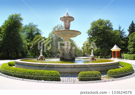 Madrid fuente de Alcachofa in Retiro Park 133624079
