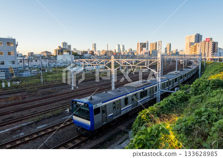 [Yokosuka Line] Early morning train heading towards Tokyo 133628985