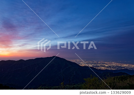 從丹澤表嶺的三之頭眺望晨曦和大山。 從丹澤表嶺的三之頭眺望晨曦和大山。 133629009