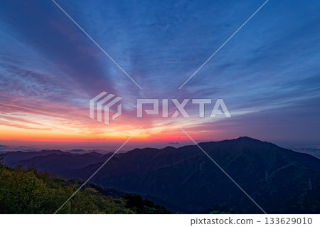 從丹澤表嶺的三之頭眺望晨曦和大山。 從丹澤表嶺的三之頭眺望晨曦和大山。 133629010