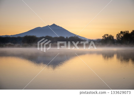 Mt. Tsukuba and sunrise at Mokojima Reservoir, Chikusei City, Ibaraki Prefecture 133629073
