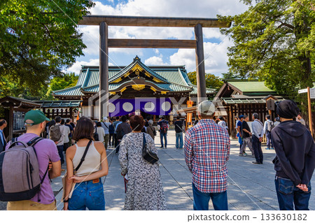 遊客在東京靖國神社的神殿前觀看秋季祭典。 遊客在東京靖國神社的神殿前觀看秋季祭典。 133630182