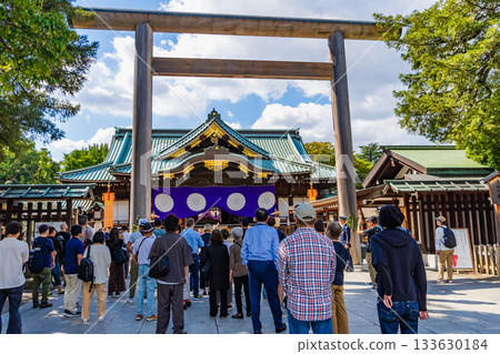 遊客在東京靖國神社的神殿前觀看秋季祭典。 133630184
