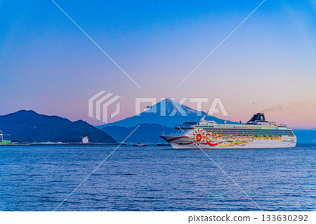 [Shizuoka Prefecture] Norwegian luxury cruise ship Norwegian Sun arrives at Shimizu Port with Mount Fuji in the background at dawn 133630292