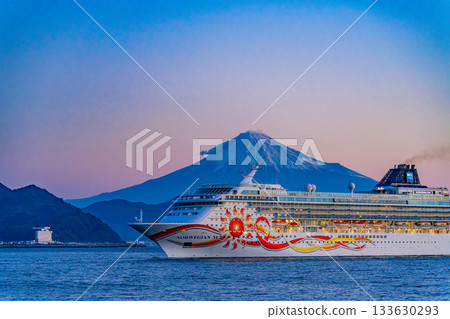 [Shizuoka Prefecture] Norwegian luxury cruise ship Norwegian Sun arrives at Shimizu Port with Mount Fuji in the background at dawn 133630293