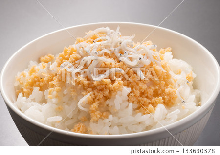 鮭魚片和煮銀魚配飯 133630378