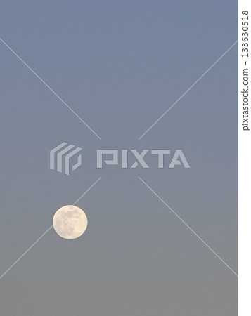 滿月漂浮在天空中 滿月漂浮在天空中 133630518