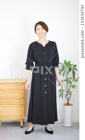 女裝秋冬時尚搭配全身（肖像） 133630792