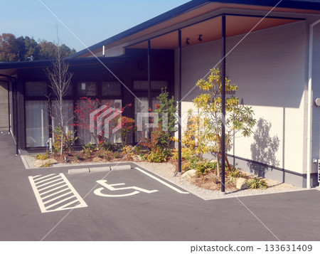 養老院寧靜的花園和輔助生活設施 養老院寧靜的花園和輔助生活設施 133631409