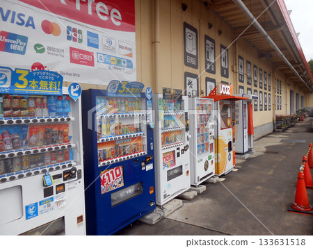 Cashless vending machine corner available 24 hours a day Cashless vending machine corner available 24 hours a day 133631518