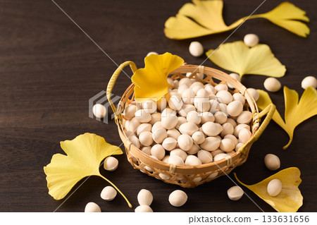籃子裡的銀杏果 133631656
