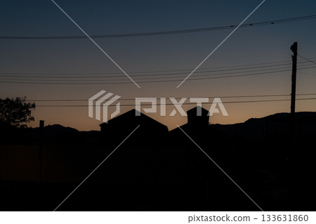 晨空中漂浮著建築物的輪廓 晨空中漂浮著建築物的輪廓 133631860