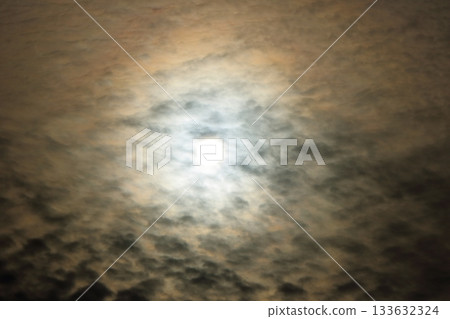 光影交錯，構成壯麗的天空景象。 133632324