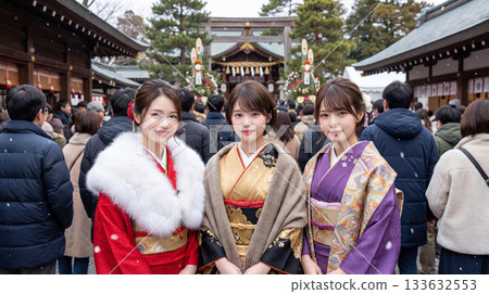三位日本女性在新年伊始首次參拜神社 133632553