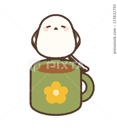 一隻長尾山雀趴在杯邊打盹兒 133632785