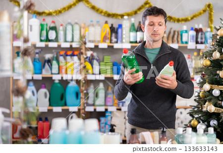 Man chooses dishwashing in supermarket before Christmas 133633143