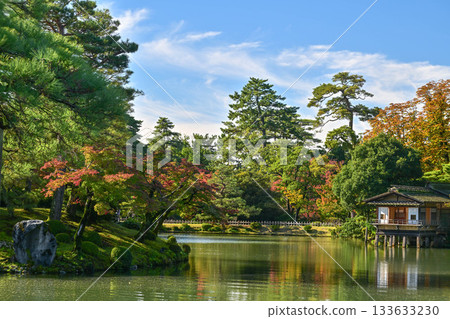 Kenrokuen in late autumn with beautiful autumn leaves Kenrokuen in late autumn with beautiful autumn leaves 133633230