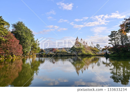 Kenrokuen in late autumn with beautiful autumn leaves Kenrokuen in late autumn with beautiful autumn leaves 133633234