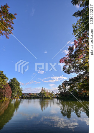 Kenrokuen in late autumn with beautiful autumn leaves 133633237