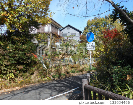 住宅道路上安裝的限時標誌 133634466