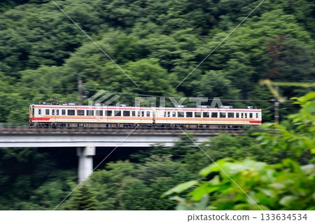穿梭於綠意盎然的奧鬼怒寺…6050系列車平穩地穿梭於川治溫泉鄉 133634534