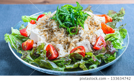 Tofu and crispy small sardine salad 133634742