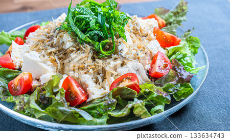 Tofu and crispy small sardine salad 133634743