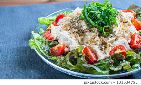 Tofu and crispy small sardine salad 133634753