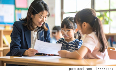 教師和孩子在教室裡相遇的學習場景 教師和孩子在教室裡相遇的學習場景 133634774