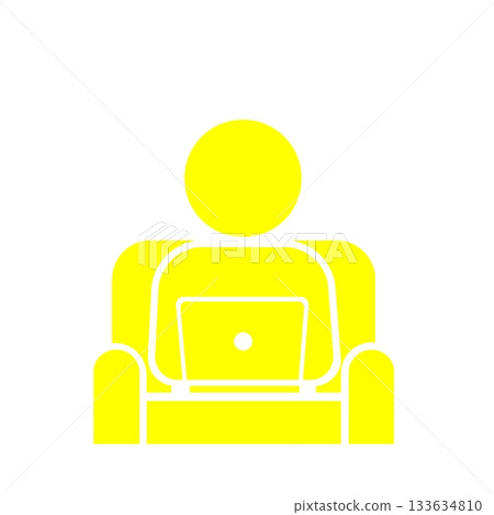 在家中安靜的環境中，一個人正在專心使用電腦工作（黃色）。 133634810