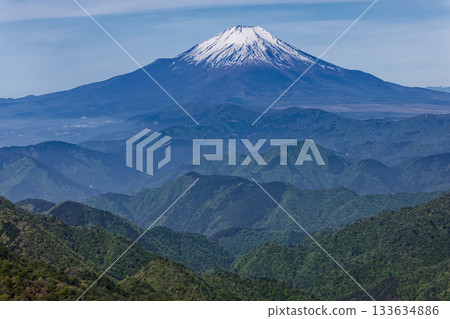 從丹澤的戶之岳可以遠眺翠綠的山巒和白雪皚皚的富士山。 從丹澤的戶之岳可以遠眺翠綠的山巒和白雪皚皚的富士山。 133634886