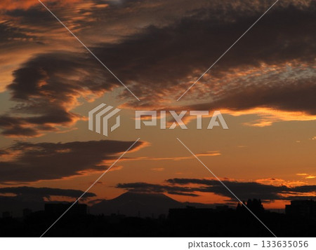 A beautiful sunset seen from the Arakawa River bank in Kawaguchi City A beautiful sunset seen from the Arakawa River bank in Kawaguchi City 133635056