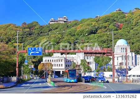 【愛媛郡】晴朗天氣下的松山城、愛媛郡政府和伊予鐵列車 133635262