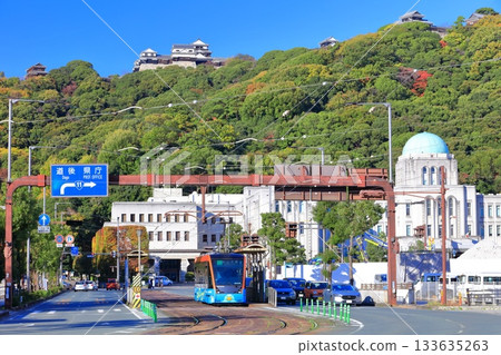 【愛媛郡】晴朗天氣下的松山城、愛媛郡政府和伊予鐵列車 【愛媛郡】晴朗天氣下的松山城、愛媛郡政府和伊予鐵列車 133635263