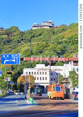 【愛媛郡】晴朗天氣下的松山城、愛媛郡政府和少爺列車 133635268