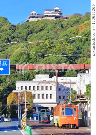【愛媛郡】晴朗天氣下的松山城、愛媛郡政府和少爺列車 133635269
