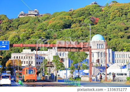 【愛媛郡】晴朗天氣下的松山城、愛媛郡政府和伊予鐵列車 133635277
