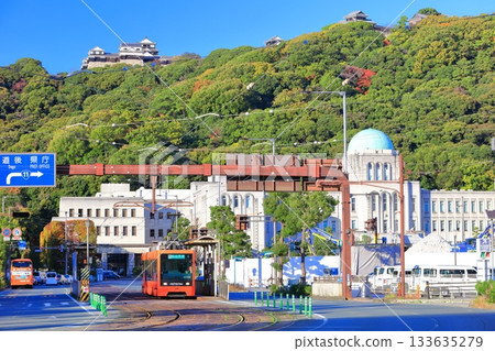 【愛媛郡】晴朗天氣下的松山城、愛媛郡政府和伊予鐵列車 133635279