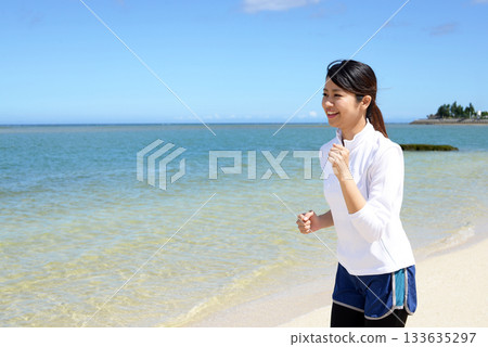 A woman who jogs at the beach 133635297