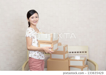A woman who packs A woman who packs 133635429