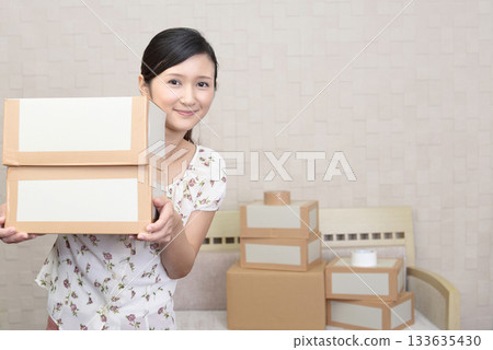 A woman who packs A woman who packs 133635430